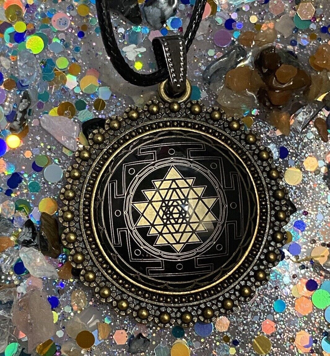Amulett – Sri Yantra als nachtschwarzer 25 mm – Sri Yantra – 25 mm / goldlegiert / Fassung bronzefarben – Produktansicht 1