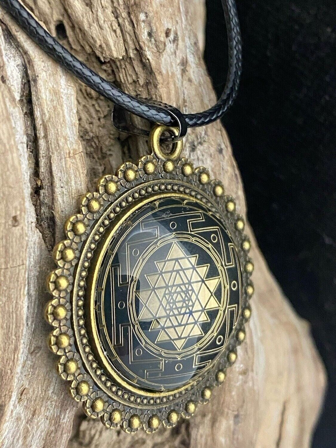 Amulett – Sri Yantra als nachtschwarzer 25 mm – Sri Yantra – 25 mm / goldlegiert / Fassung bronzefarben – Produktansicht 1