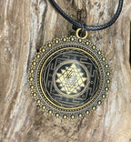 Amulett – Sri Yantra als nachtschwarzer 25 mm – Sri Yantra – 25 mm / goldlegiert / Fassung bronzefarben – Produktansicht 1