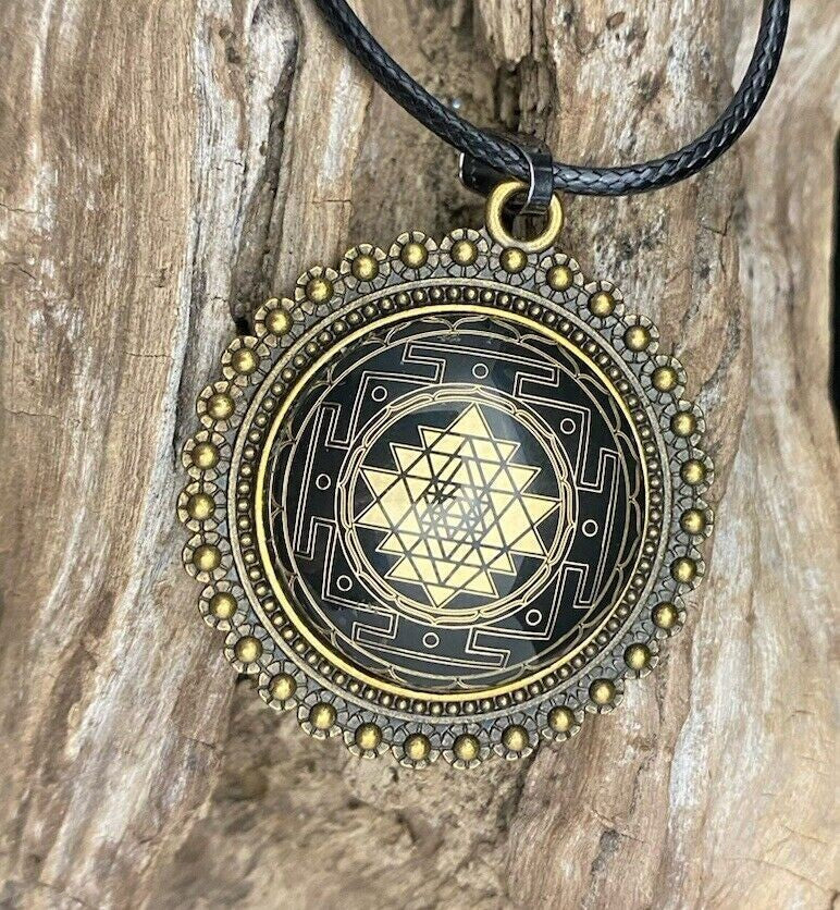 Amulett – Sri Yantra als nachtschwarzer 25 mm – Sri Yantra – 25 mm / goldlegiert / Fassung bronzefarben – Produktansicht 1