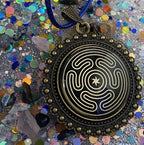 Amulett – bronzefarben, Hekathe Wheel, Disc (hinter Glas) in schwarz 25 mm, goldlegiert, kupferunterlegt – Produktansicht 1