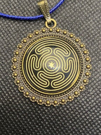 Amulett – bronzefarben, Hekathe Wheel, Disc (hinter Glas) in schwarz 25 mm, goldlegiert, kupferunterlegt – Produktansicht 1