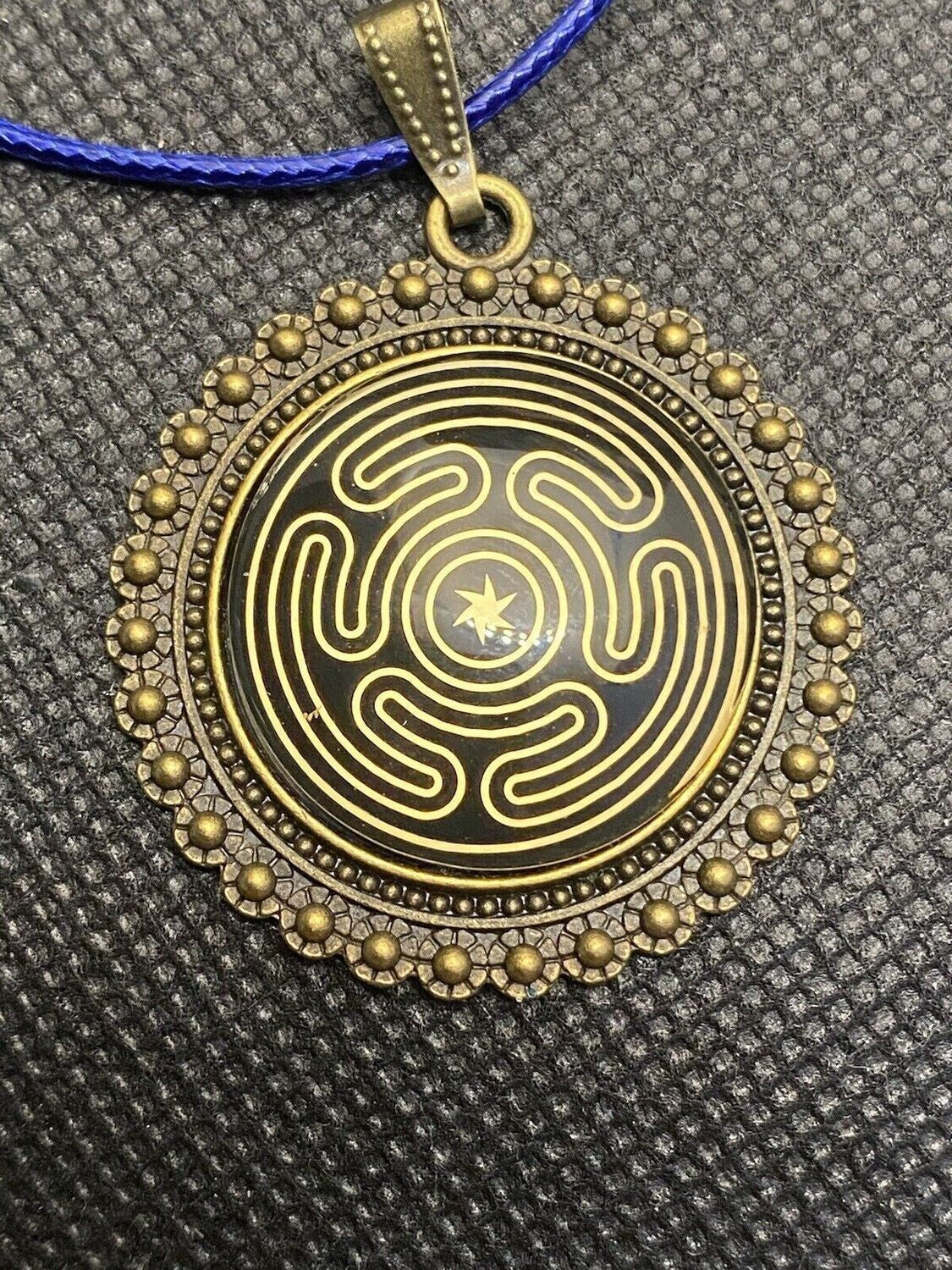 Amulett – bronzefarben, Hekathe Wheel, Disc (hinter Glas) in schwarz 25 mm, goldlegiert, kupferunterlegt – Produktansicht 1