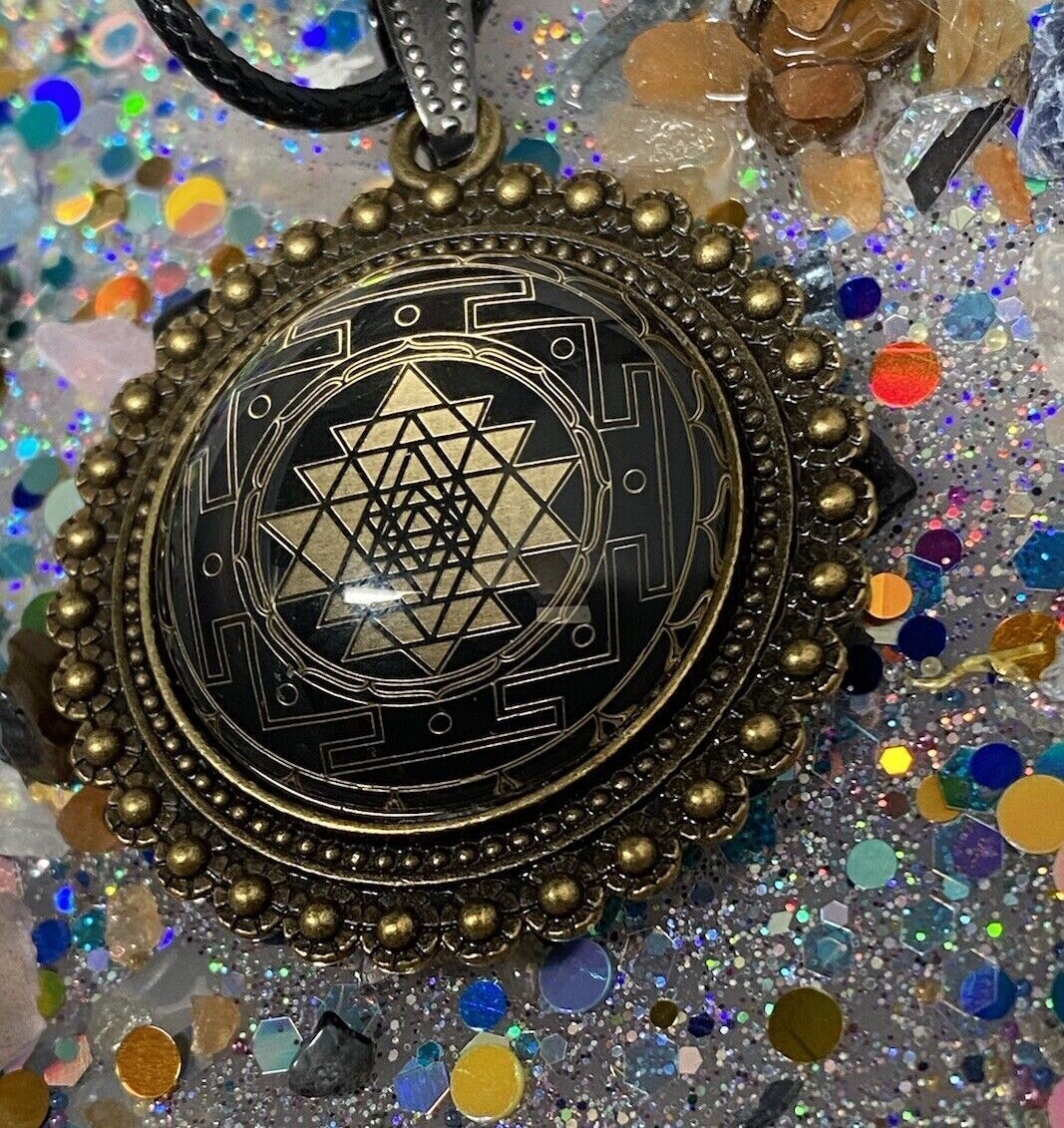 Amulett – Sri Yantra als nachtschwarzer 25 mm – Sri Yantra – 25 mm / goldlegiert / Fassung bronzefarben – Produktansicht 1