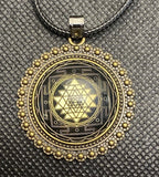 Amulett – Sri Yantra als nachtschwarzer 25 mm – Sri Yantra – 25 mm / goldlegiert / Fassung bronzefarben – Produktansicht 1