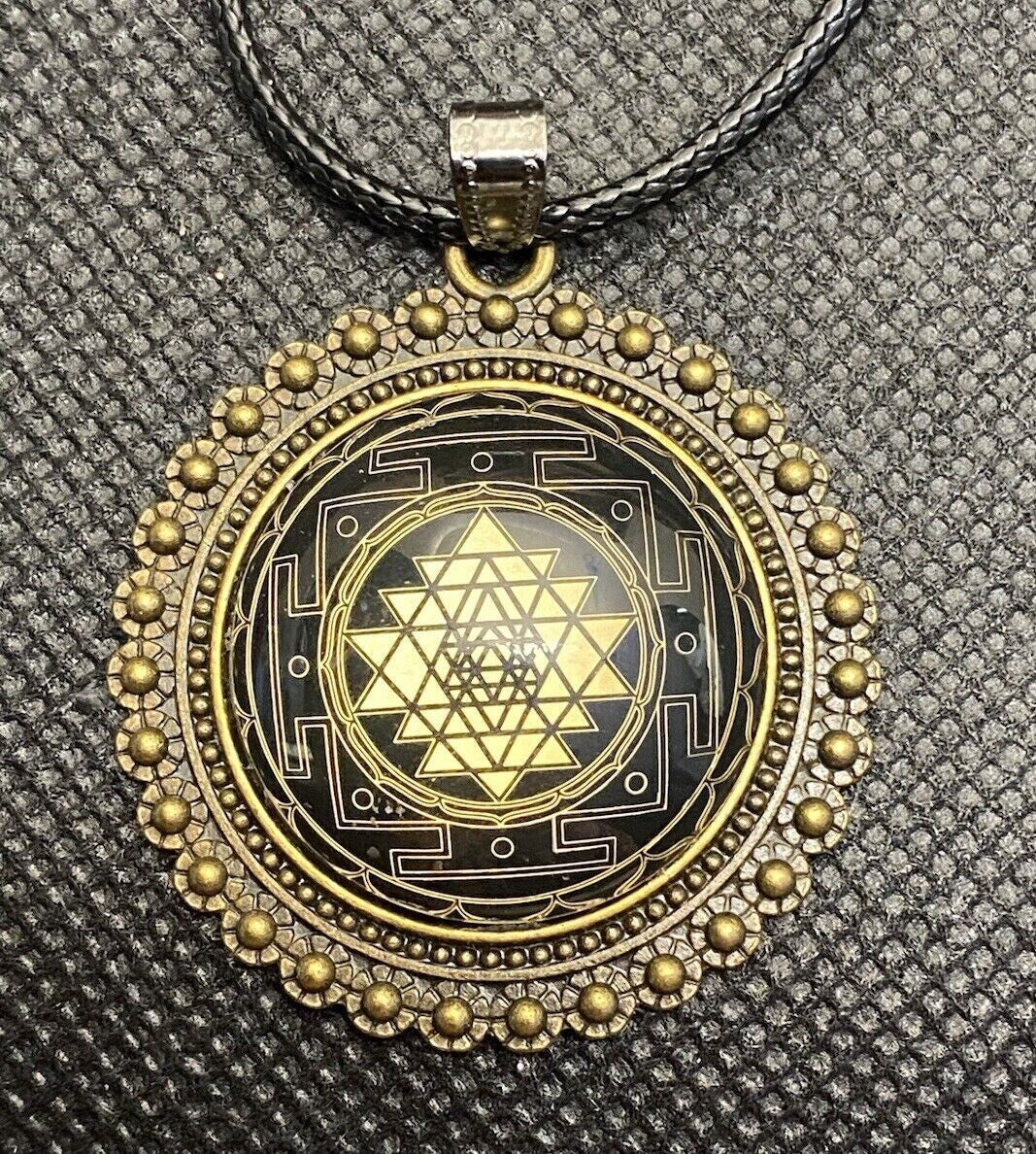 Amulett – Sri Yantra als nachtschwarzer 25 mm – Sri Yantra – 25 mm / goldlegiert / Fassung bronzefarben – Produktansicht 1