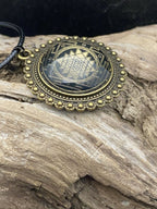 Amulett – Sri Yantra als nachtschwarzer 25 mm – Sri Yantra – 25 mm / goldlegiert / Fassung bronzefarben – Produktansicht 1