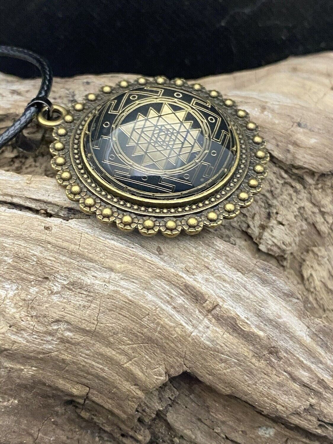 Amulett – Sri Yantra als nachtschwarzer 25 mm – Sri Yantra – 25 mm / goldlegiert / Fassung bronzefarben – Produktansicht 1