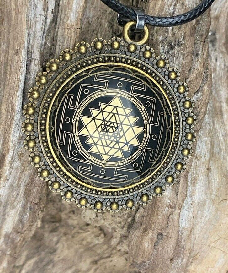 Amulett – Sri Yantra als nachtschwarzer 25 mm – Sri Yantra – 25 mm / goldlegiert / Fassung bronzefarben – Produktansicht 1