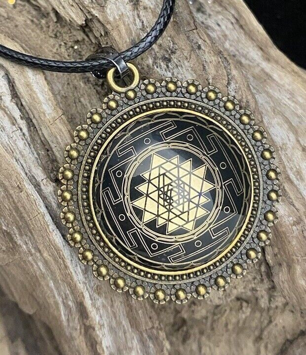 Amulett – Sri Yantra als nachtschwarzer 25 mm – Sri Yantra – 25 mm / goldlegiert / Fassung bronzefarben – Produktansicht 1