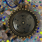 Amulett – bronzefarben, Hekathe Wheel, Disc (hinter Glas) in schwarz 25 mm, goldlegiert, kupferunterlegt – Produktansicht 1