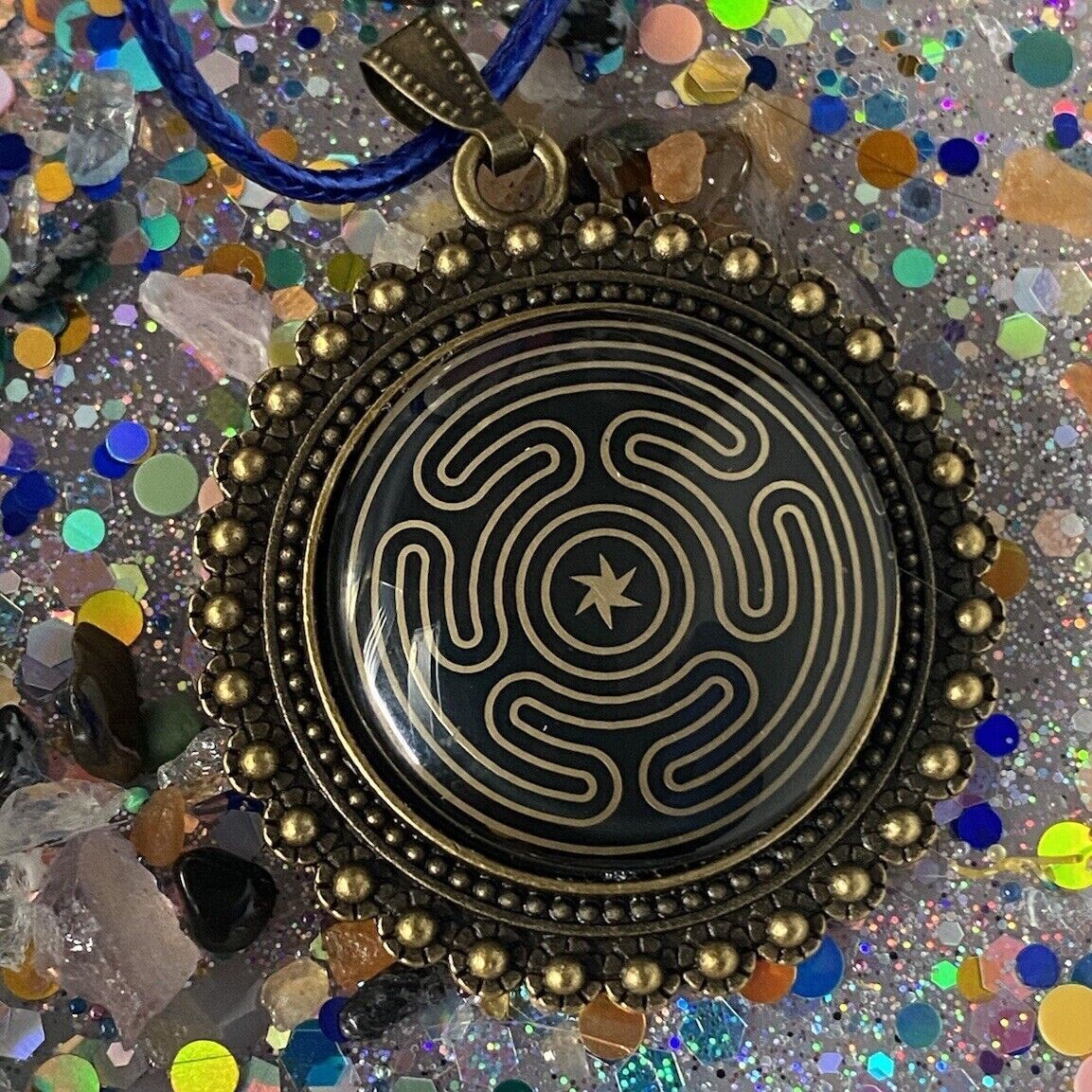 Amulett – bronzefarben, Hekathe Wheel, Disc (hinter Glas) in schwarz 25 mm, goldlegiert, kupferunterlegt – Produktansicht 1