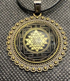 Amulett – Sri Yantra als nachtschwarzer 25 mm – Sri Yantra – 25 mm / goldlegiert / Fassung bronzefarben – Produktansicht 1