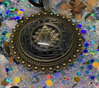 Amulett – Sri Yantra als nachtschwarzer 25 mm – Sri Yantra – 25 mm / goldlegiert / Fassung bronzefarben – Produktansicht 1