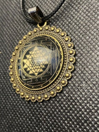 Amulett – Sri Yantra als nachtschwarzer 25 mm – Sri Yantra – 25 mm / goldlegiert / Fassung bronzefarben – Produktansicht 1