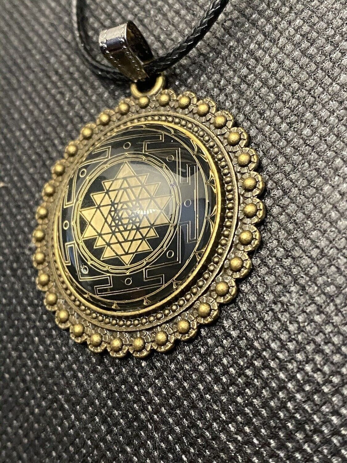 Amulett – Sri Yantra als nachtschwarzer 25 mm – Sri Yantra – 25 mm / goldlegiert / Fassung bronzefarben – Produktansicht 1