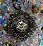 Amulett – Sri Yantra als nachtschwarzer 25 mm – Sri Yantra – 25 mm / goldlegiert / Fassung bronzefarben – Produktansicht 1