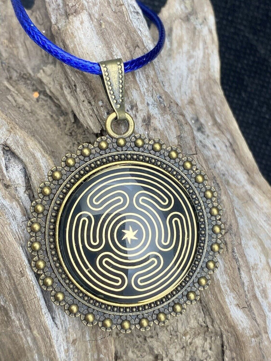 Amulett – bronzefarben, Hekathe Wheel, Disc (hinter Glas) in schwarz 25 mm, goldlegiert, kupferunterlegt – Produktansicht 1