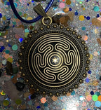 Amulett – bronzefarben, Hekathe Wheel, Disc (hinter Glas) in schwarz 25 mm, goldlegiert, kupferunterlegt – Produktansicht 1