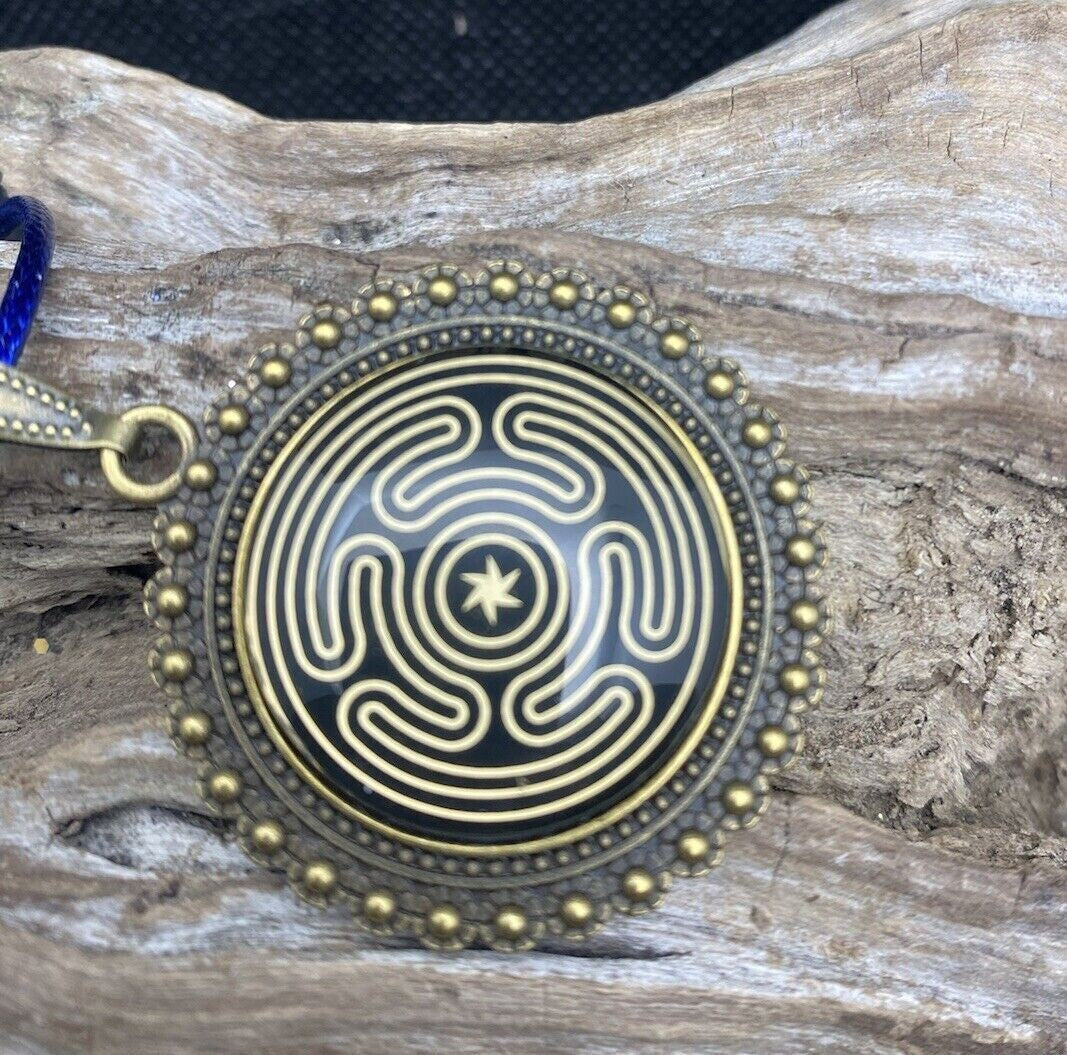 Amulett – bronzefarben, Hekathe Wheel, Disc (hinter Glas) in schwarz 25 mm, goldlegiert, kupferunterlegt – Produktansicht 1