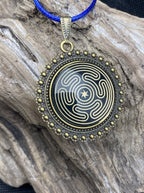 Amulett – bronzefarben, Hekathe Wheel, Disc (hinter Glas) in schwarz 25 mm, goldlegiert, kupferunterlegt – Produktansicht 1