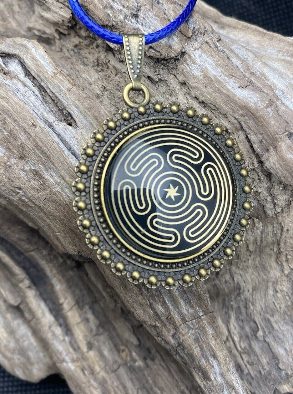 Amulett – bronzefarben, Hekathe Wheel, Disc (hinter Glas) in schwarz 25 mm, goldlegiert, kupferunterlegt – Produktansicht 1