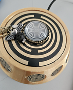 69 mm VibraNex UFO – silk golden, Oberflächenplatte goldlegiert, Füllung Bergkristall – Produktansicht 1