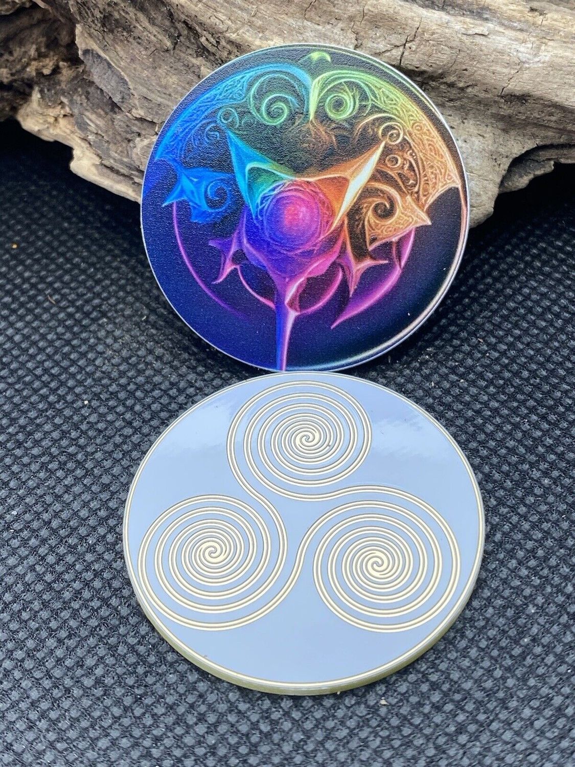 38 mm Disc 6er-Set – 6 Stück – 3fach Triskele – Fantasie Symbolik – goldlegiert – Produktansicht 6