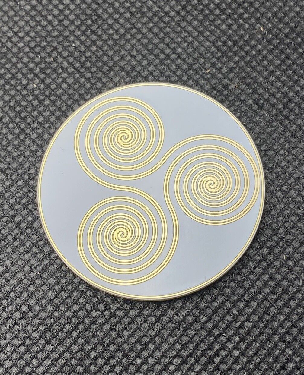 38 mm Disc 6er-Set – 6 Stück – 3fach Triskele – Fantasie Symbolik – goldlegiert – Produktansicht 4
