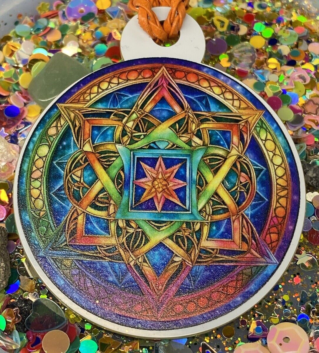 Amulett – Sri Yantra+ regenbogen Farbenden Lotus, doppelseitig, 1 Seite goldlegiert, kupferunterlegt – Produktansicht 1