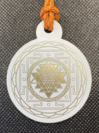 Amulett – Sri Yantra+ regenbogen Farbenden Lotus, doppelseitig, 1 Seite goldlegiert, kupferunterlegt – Produktansicht 1