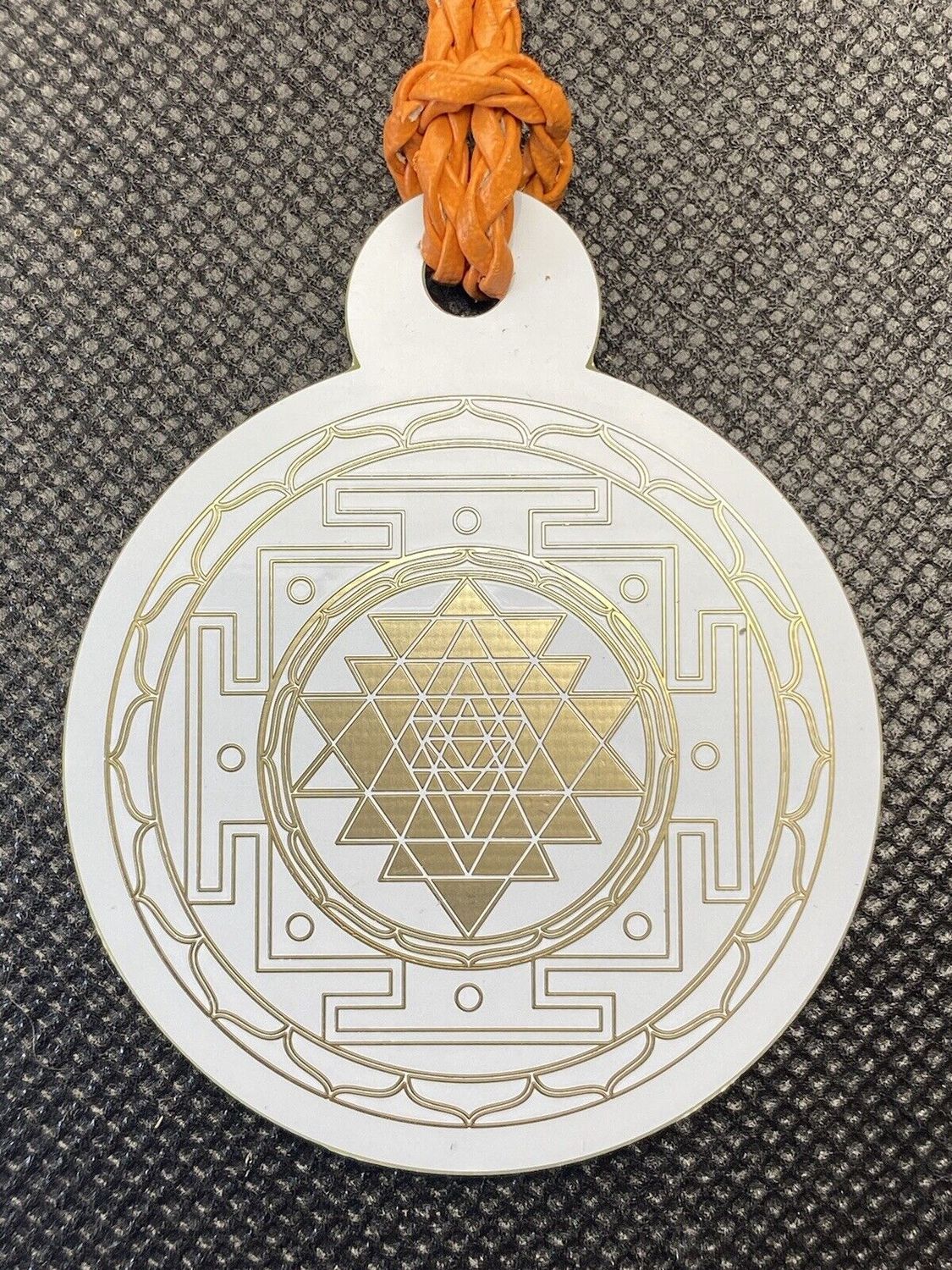 Amulett – Sri Yantra+ regenbogen Farbenden Lotus, doppelseitig, 1 Seite goldlegiert, kupferunterlegt – Produktansicht 1