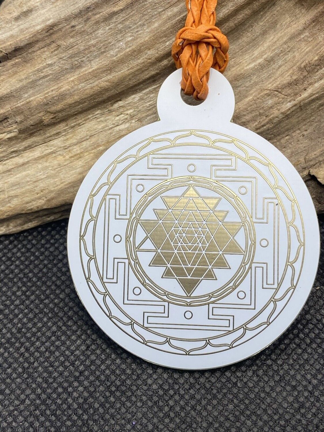 Amulett – Sri Yantra+ regenbogen Farbenden Lotus, doppelseitig, 1 Seite goldlegiert, kupferunterlegt – Produktansicht 1