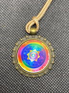 Amulett – Sternenkranz – Sri Yantra + Merkaba – 25 mm / goldlegiert / regenbogenfarben – Produktansicht 1