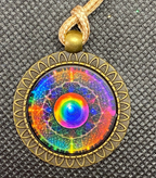 Amulett – bronzefarben, Portal mit Frequenz Muster, Disc in regenbogenfarbend 25 mm – Produktansicht 1