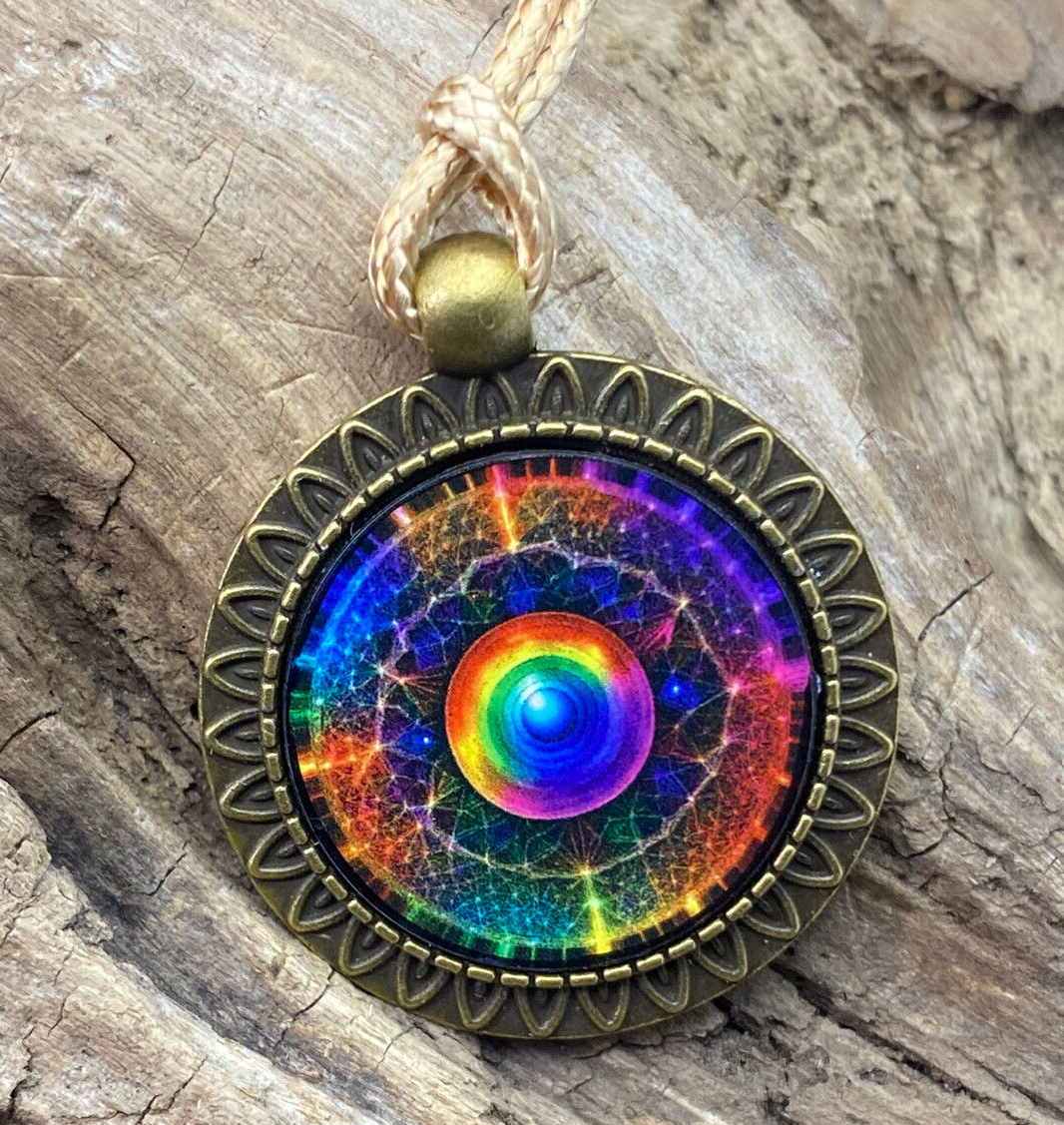 Amulett – bronzefarben, Portal mit Frequenz Muster, Disc in regenbogenfarbend 25 mm – Produktansicht 1