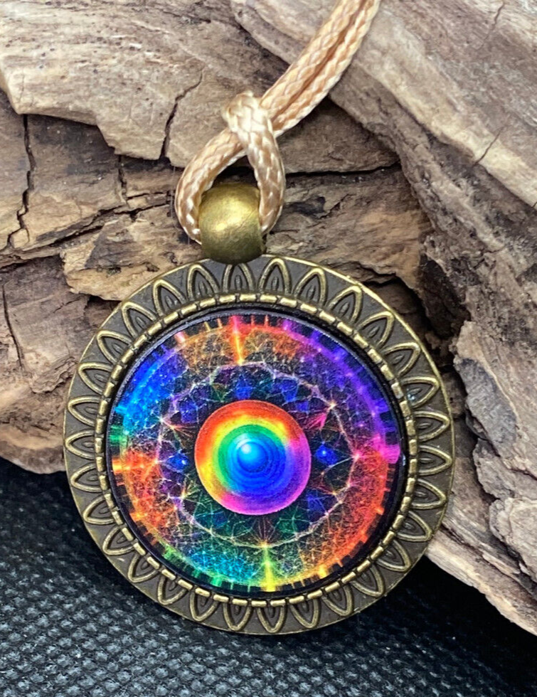 Amulett – bronzefarben, Portal mit Frequenz Muster, Disc in regenbogenfarbend 25 mm – Produktansicht 1