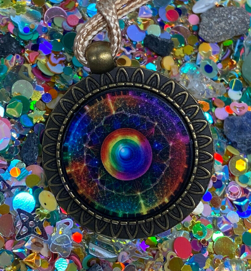 Amulett – bronzefarben, Portal mit Frequenz Muster, Disc in regenbogenfarbend 25 mm – Produktansicht 1