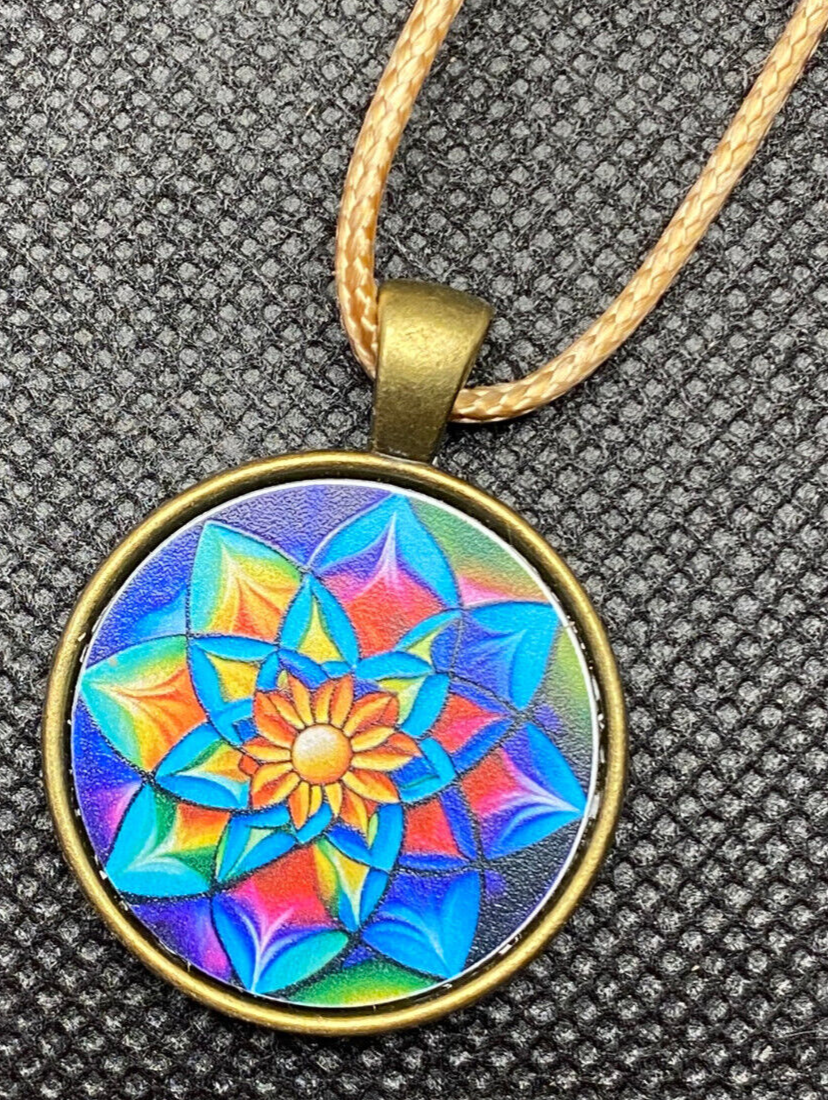 Amulett – Lotus – 25 mm / goldlegiert / bunt – Produktansicht 1