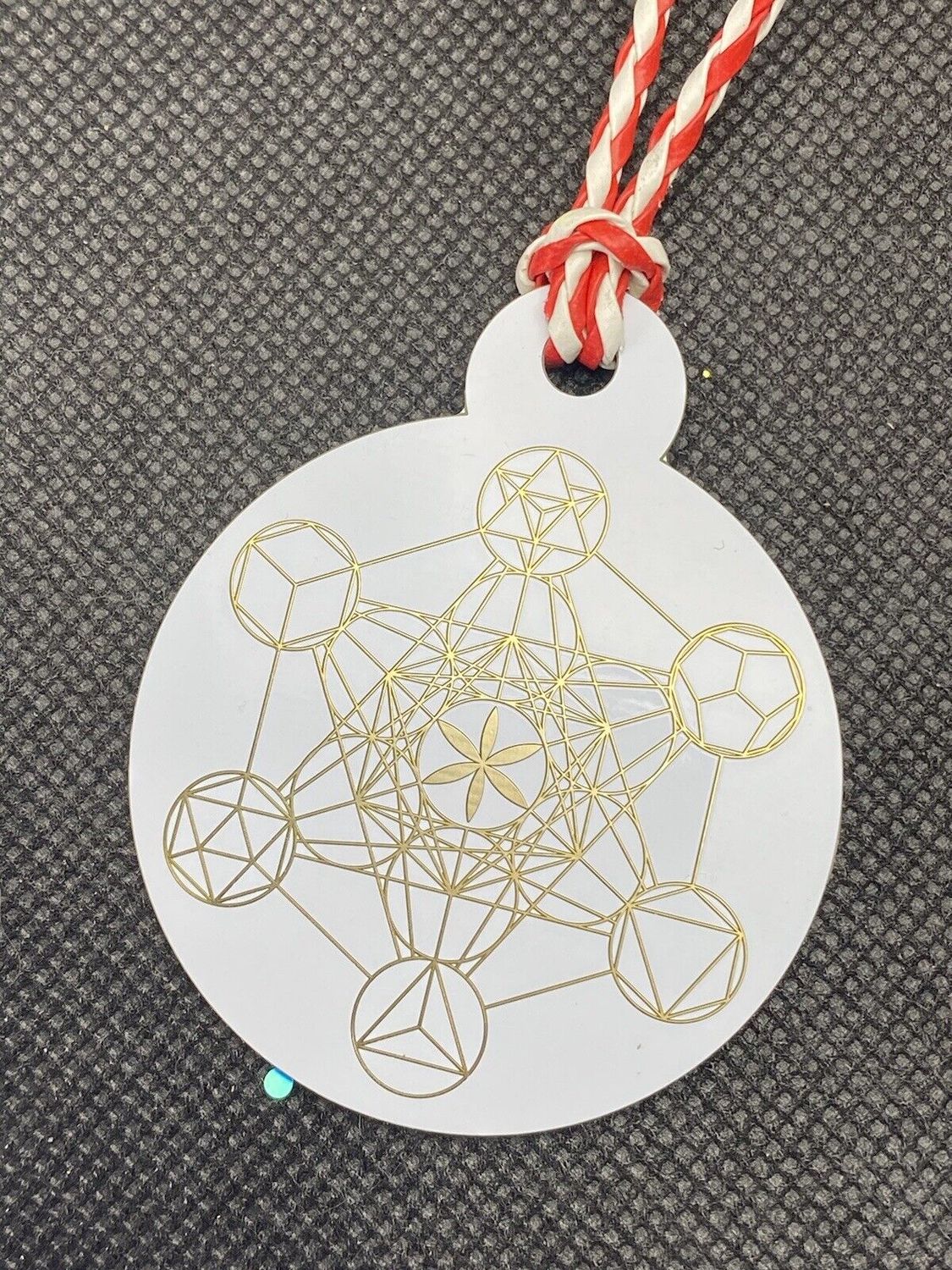 Amulett – Disc Baum des Lebens in – Metatron – 50 mm / goldlegiert / regenbogenfarben – Produktansicht 1