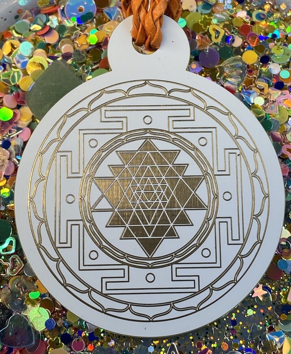 Amulett – Sri Yantra+ regenbogen Farbenden Lotus, doppelseitig, 1 Seite goldlegiert, kupferunterlegt – Produktansicht 1