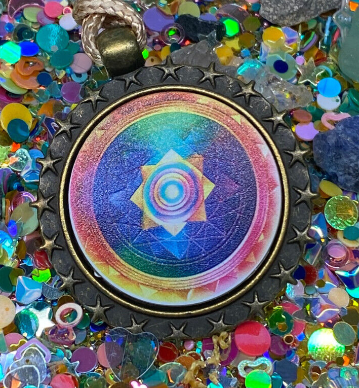 Amulett – Sternenkranz – Sri Yantra + Merkaba – 25 mm / goldlegiert / regenbogenfarben – Produktansicht 1