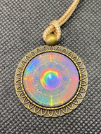 Amulett – bronzefarben, Portal mit Frequenz Muster, Disc in regenbogenfarbend 25 mm – Produktansicht 1