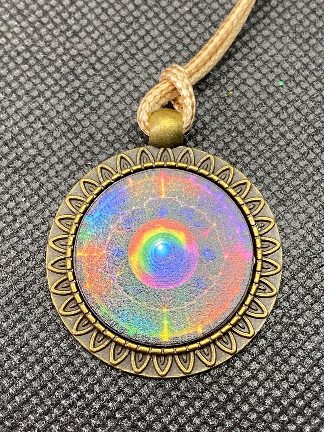 Amulett – bronzefarben, Portal mit Frequenz Muster, Disc in regenbogenfarbend 25 mm – Produktansicht 1