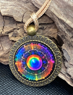 Amulett – bronzefarben, Portal mit Frequenz Muster, Disc in regenbogenfarbend 25 mm – Produktansicht 1