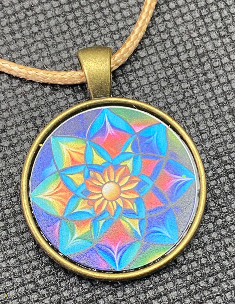 Amulett – Lotus – 25 mm / goldlegiert / bunt – Produktansicht 1
