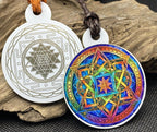 Amulett – Sri Yantra+ regenbogen Farbenden Lotus, doppelseitig, 1 Seite goldlegiert, kupferunterlegt – Produktansicht 1