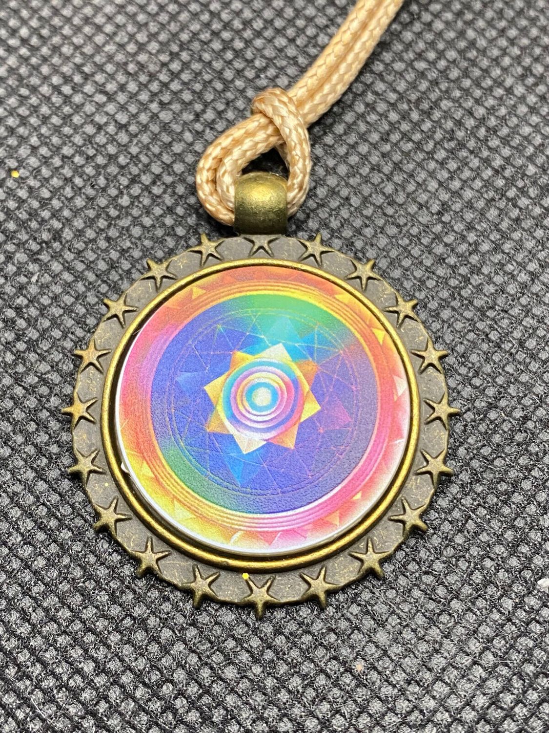 Amulett – Sternenkranz – Sri Yantra + Merkaba – 25 mm / goldlegiert / regenbogenfarben – Produktansicht 1