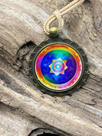 Amulett – Sternenkranz – Sri Yantra + Merkaba – 25 mm / goldlegiert / regenbogenfarben – Produktansicht 1