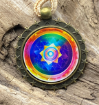 Amulett – Sternenkranz – Sri Yantra + Merkaba – 25 mm / goldlegiert / regenbogenfarben – Produktansicht 1